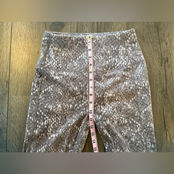 Varley Gray White Patterned Athletic Leggings with Pockets Size Medium - Picture 7 of 9